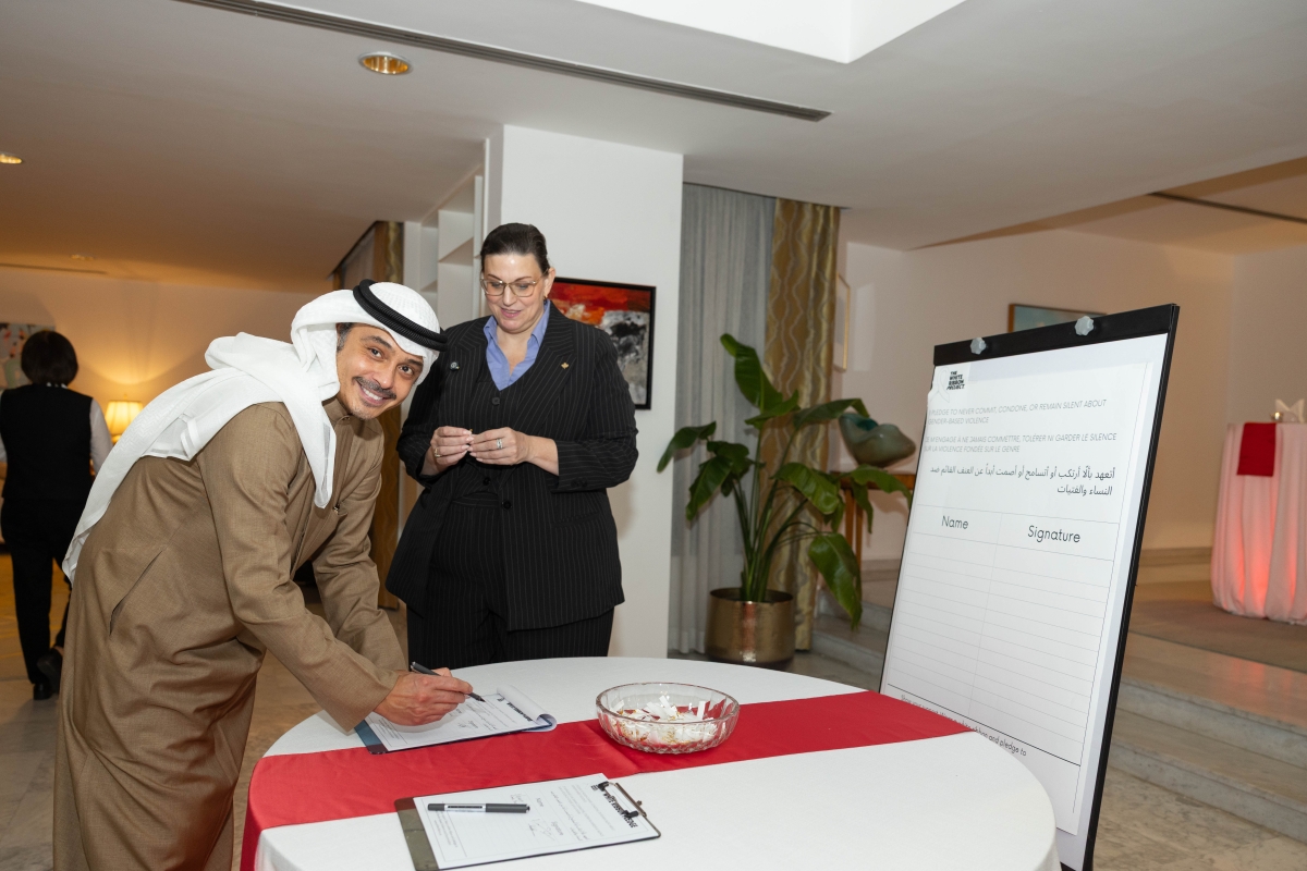 الأحمد يوقع على ورقة رفض العنف ضد المرأة والطفل