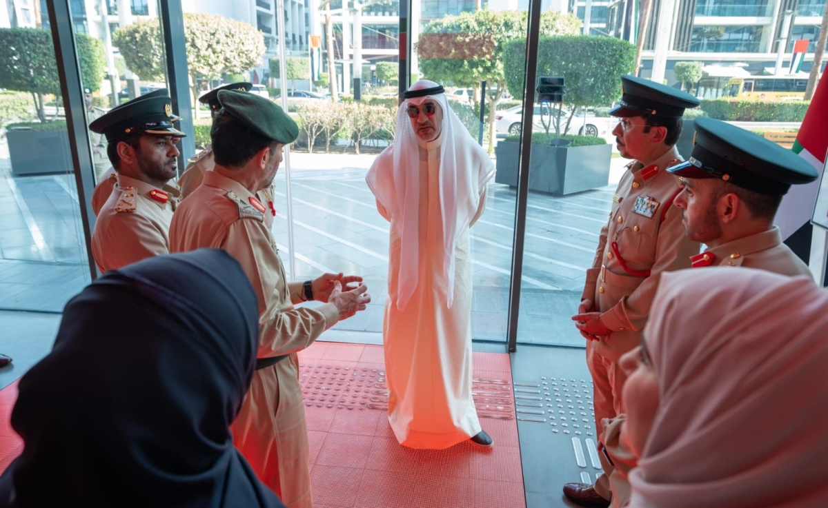 اليوسف مُستمعاً إلى شرح عن خدمات الشرطة الذكية في دبي