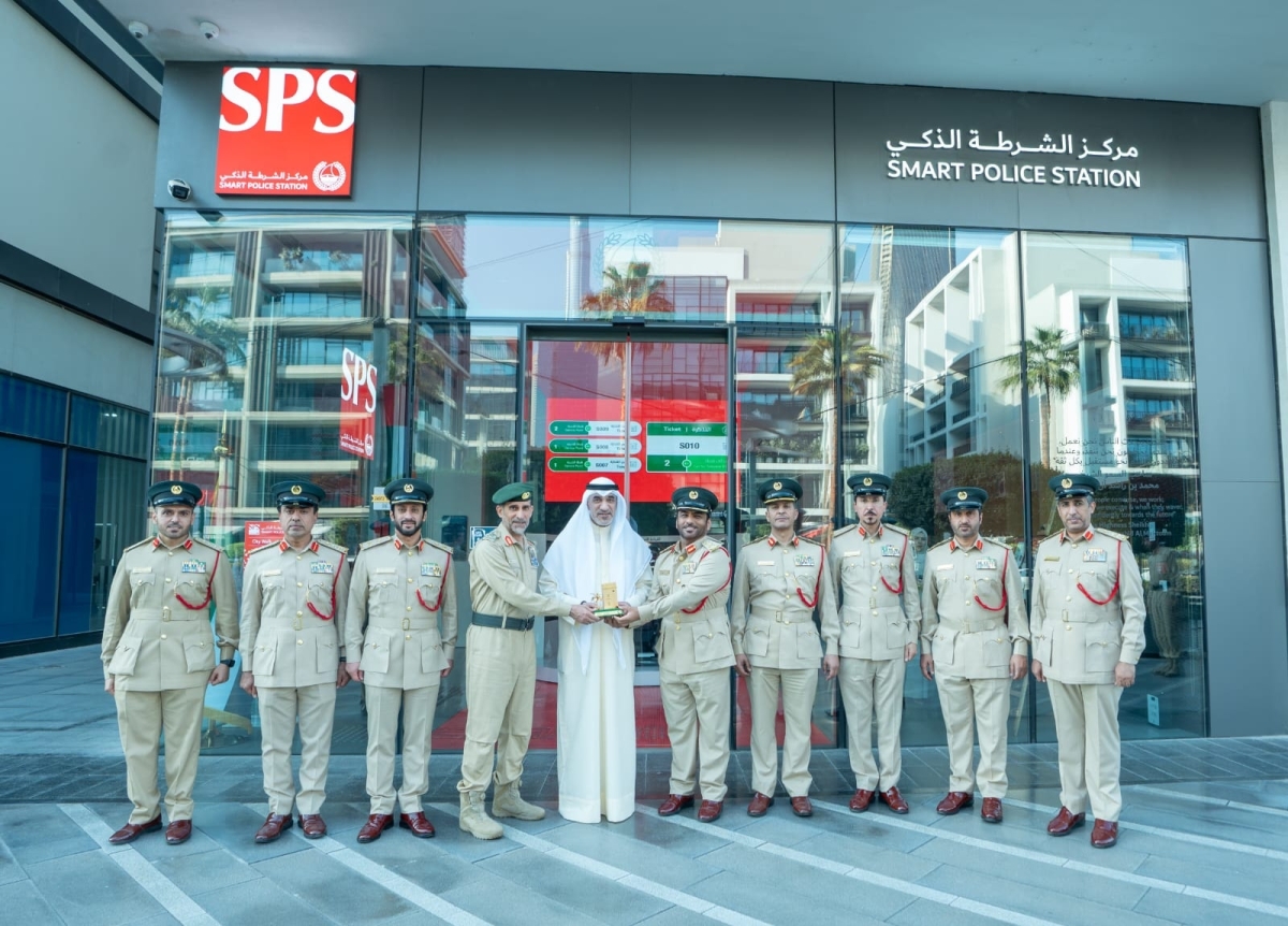 هدية تذكارية للنائب الأول من قيادة شرطة دبي