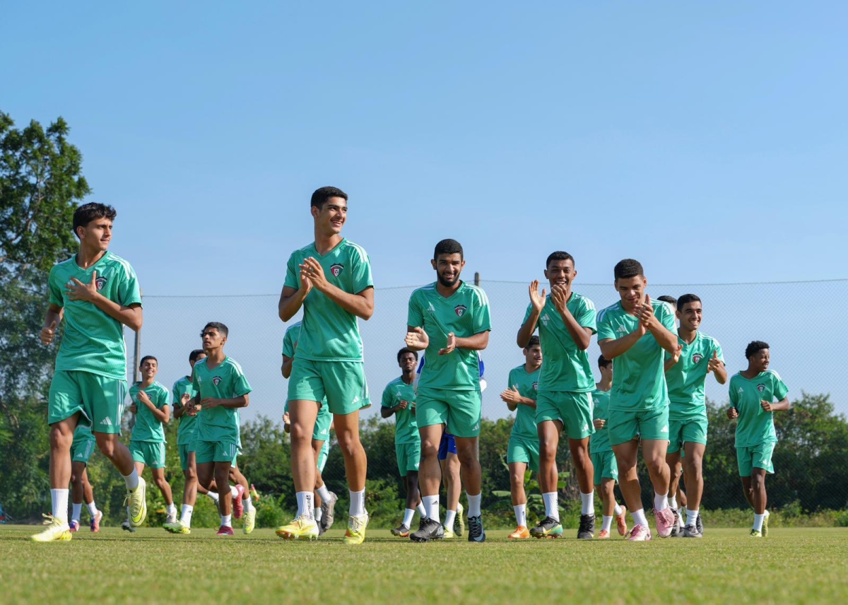 لاعبو «أزرق الناشئين» في مران سابق
