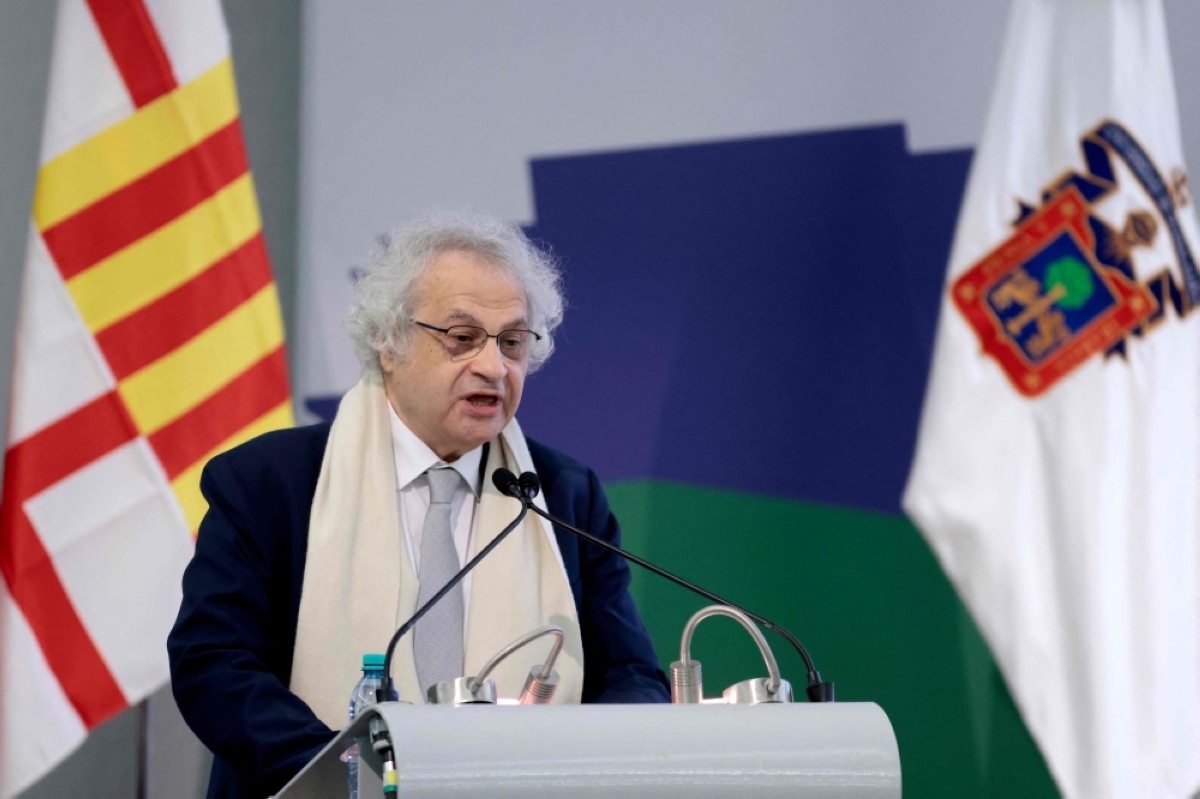 أمين معلوف متحدثاً في حفل تسلم الجائزة