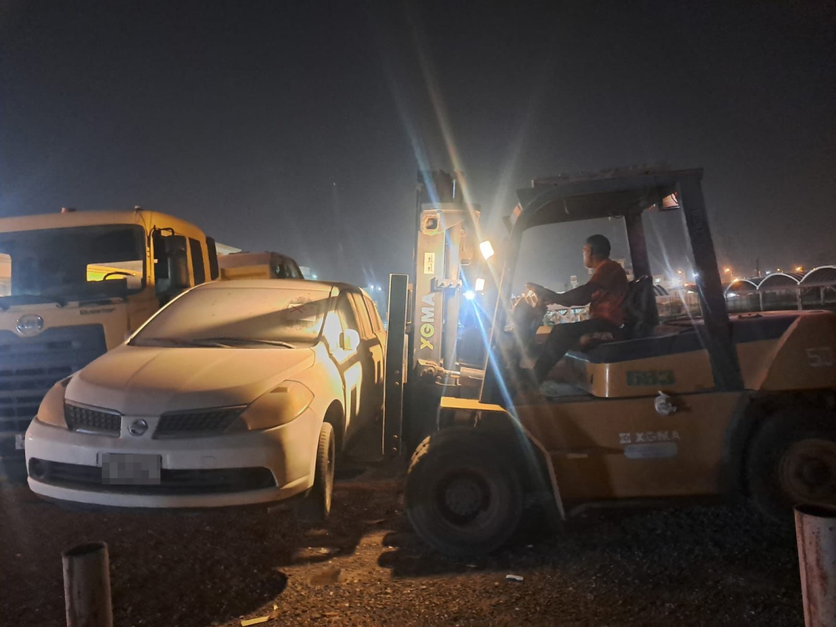 رفع سيارة مهملة 