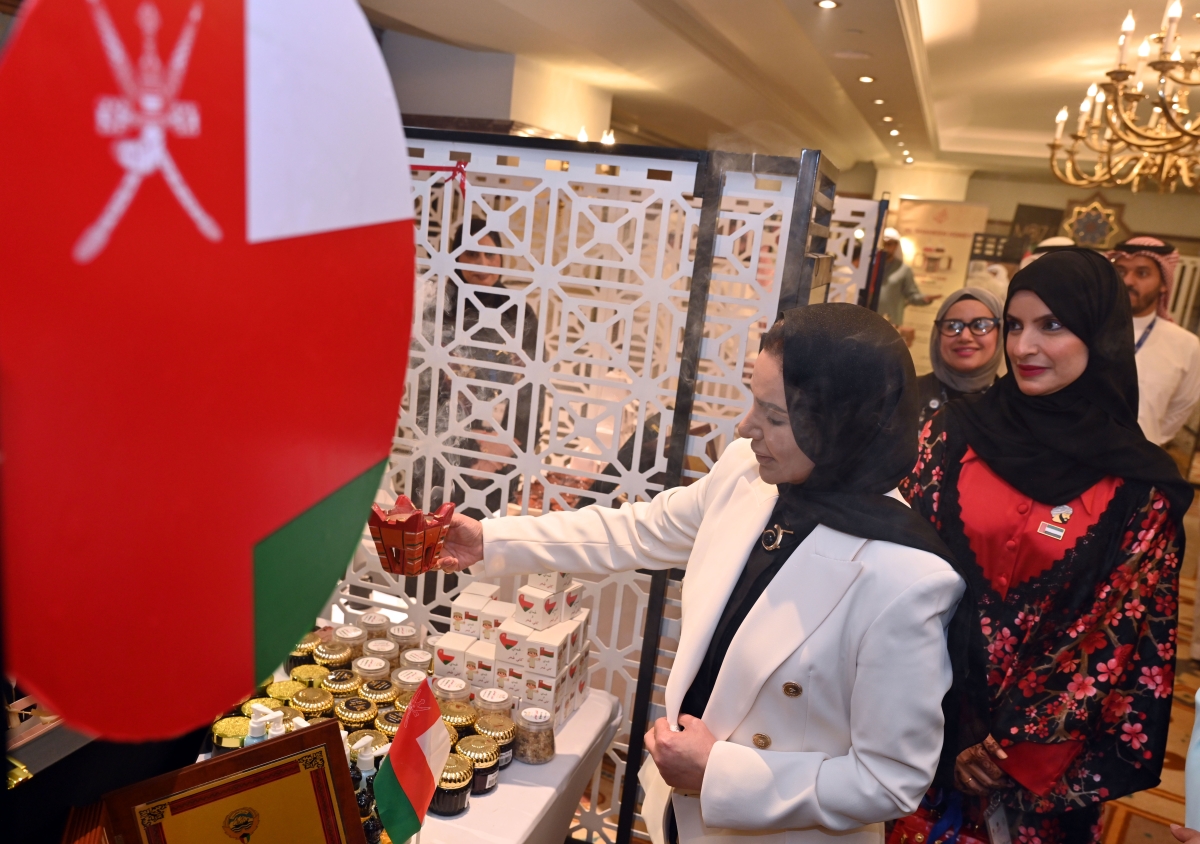 الحويلة خلال جولتها بالمعرض المصاحب للفعالية 