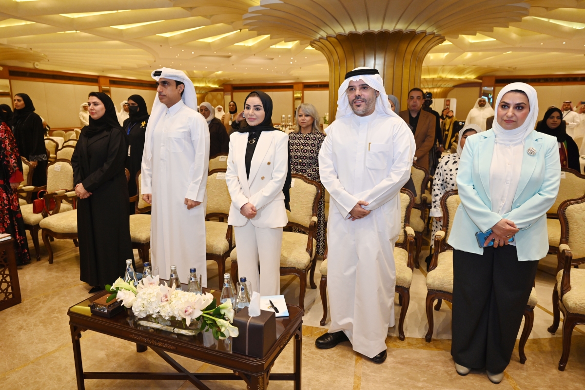 وزيرة الشؤون ووكيل الوزارة وكبار الشخصيات في مقدم الحضور خلال السلام الوطني (تصوير أسعد عبدالله)