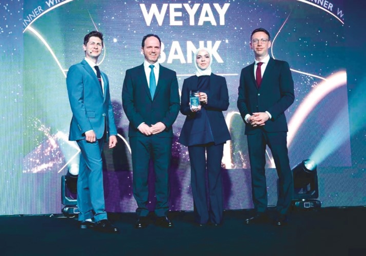 الدويسان وعلي خليل خلال تسلم جائزة أفضل بنك رقمي في الكويت 2025 من «يوروموني»