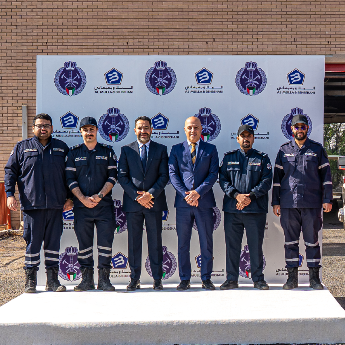 فريق الشركة مع قوة الإطفاء في لقطة جماعية 