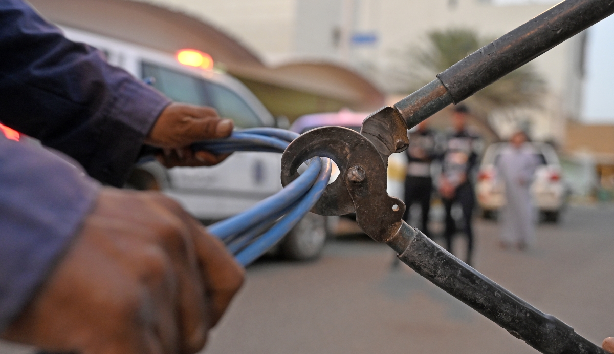 قطع الكهرباء عن العقارات التي يقطنها عزاب (تصوير سعود سالم)