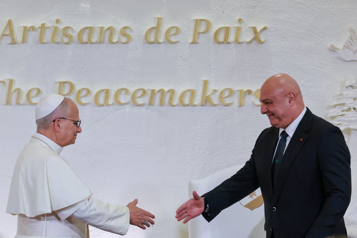 عون مستقبلاً البابا في قصر بعبدا (رويترز)