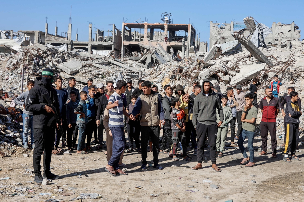 نازحون فلسطينيون في مخيم جباليا للاجئين (أ ف ب)