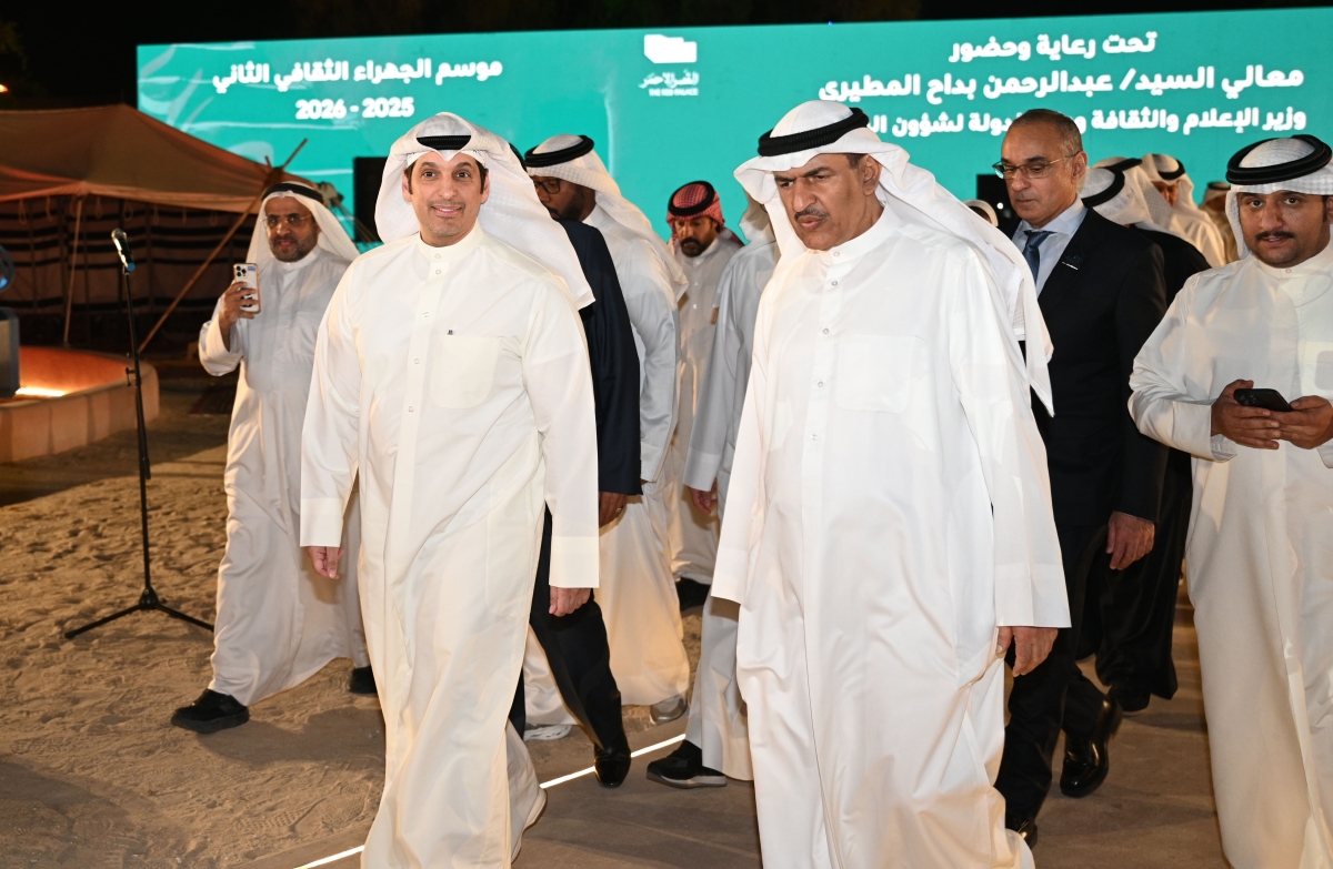 وزير الإعلام ومحافظ الجهراء خلال الجولة