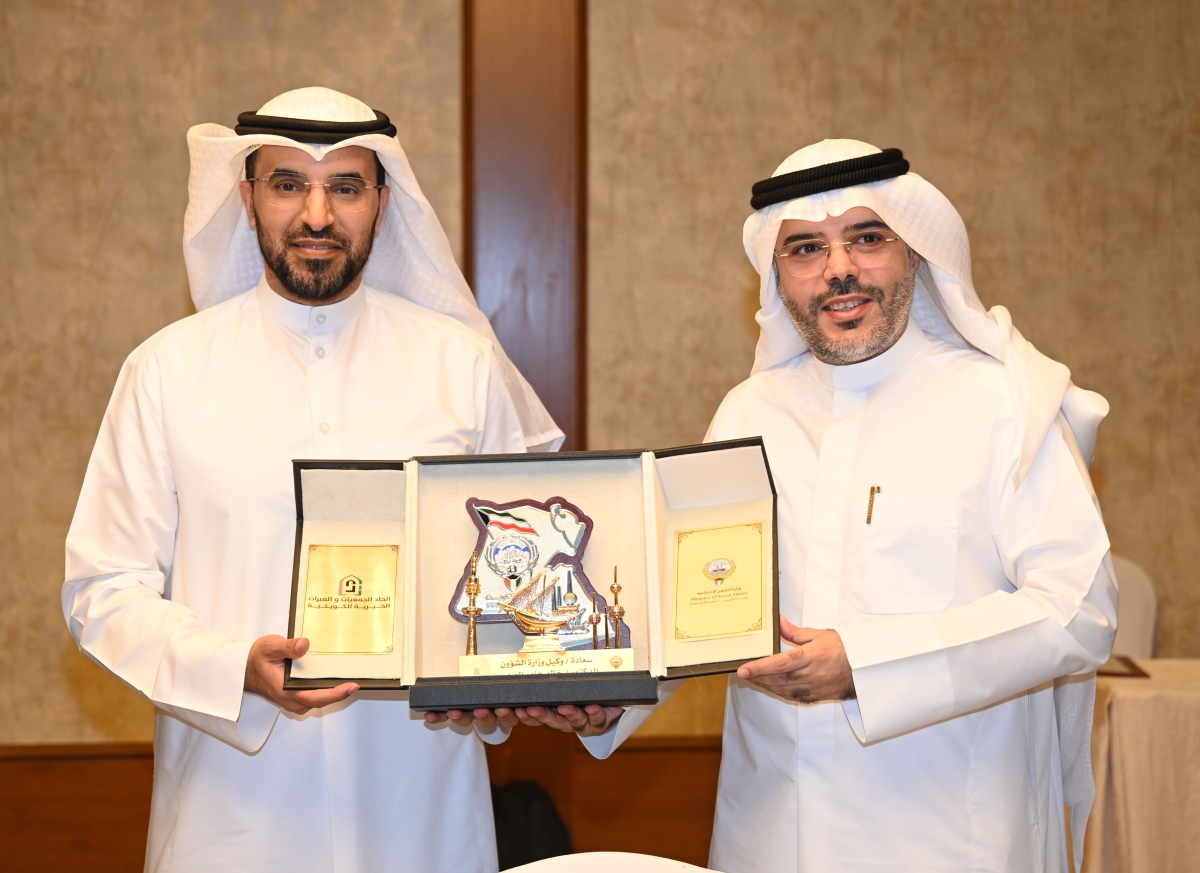  العجمي متسلماً درعاً تذكارية من العتيبي (تصوير نايف العقلة)