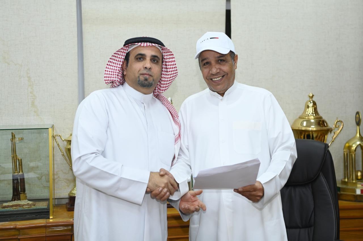 شبيب الهاجري وفاخر آل غاشي بعد توقيع العقد