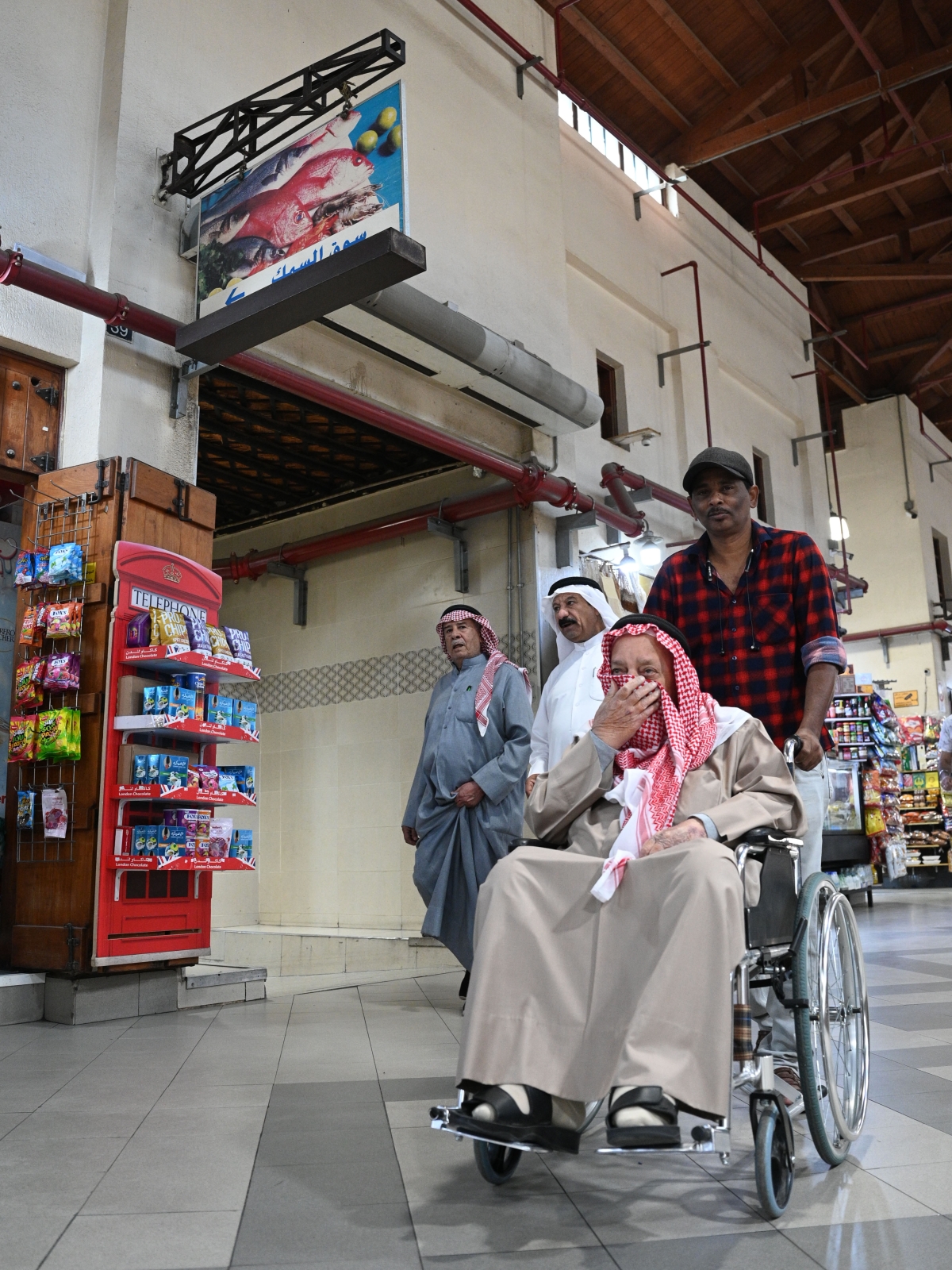 رجل يستخدم شماغه كمامة لتفادي الرائحة الكريهة