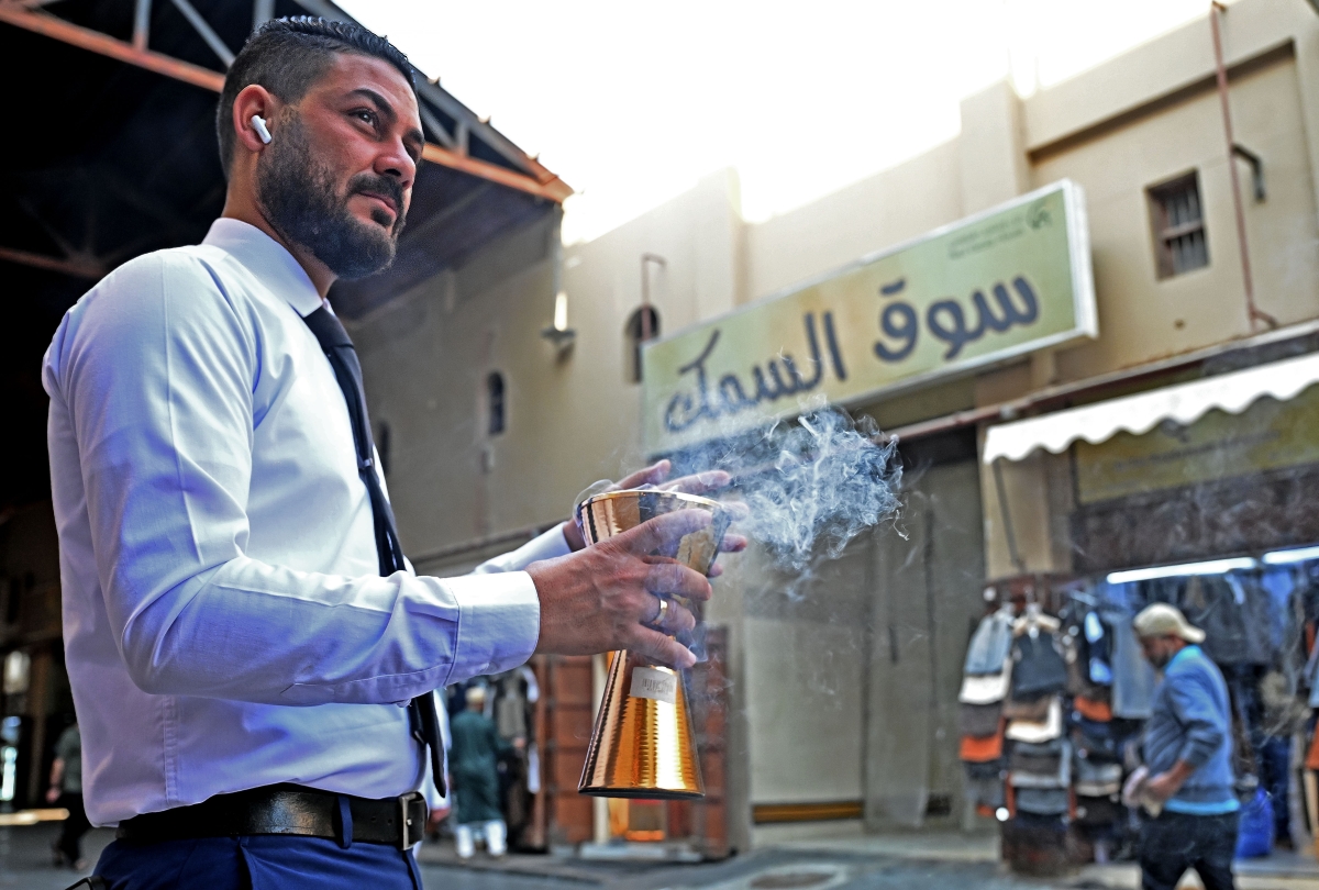 عامل يستخدم مبخرة لطرد الروائح