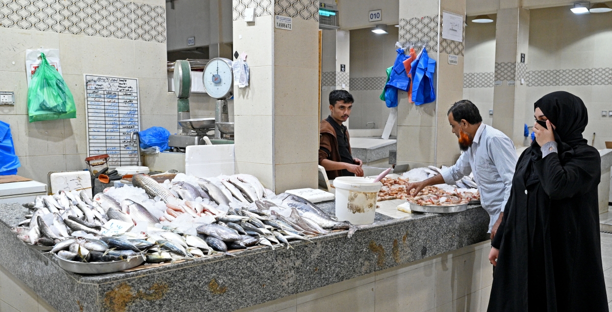 متسوقة تغطي أنفها عن الوائح