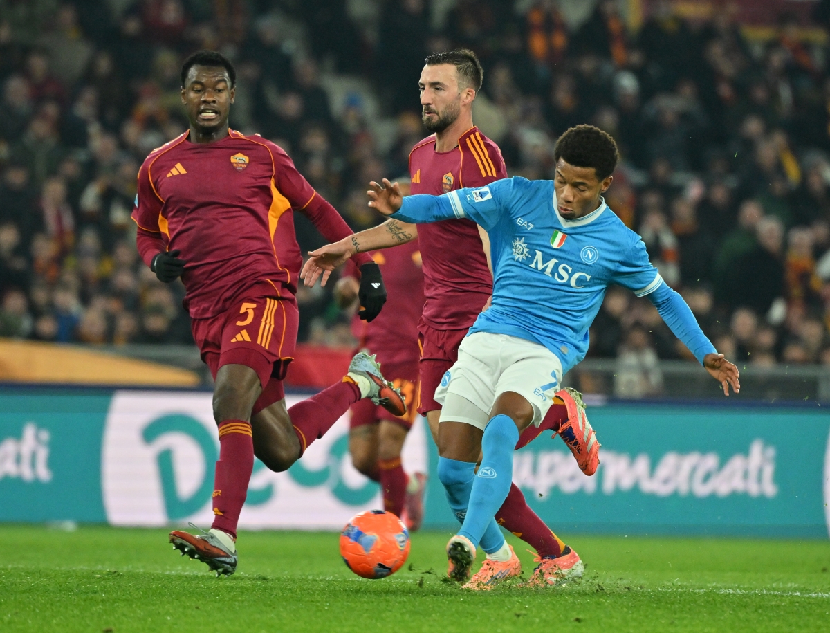 دافيد نيريش مسجلاً في مرمى روما