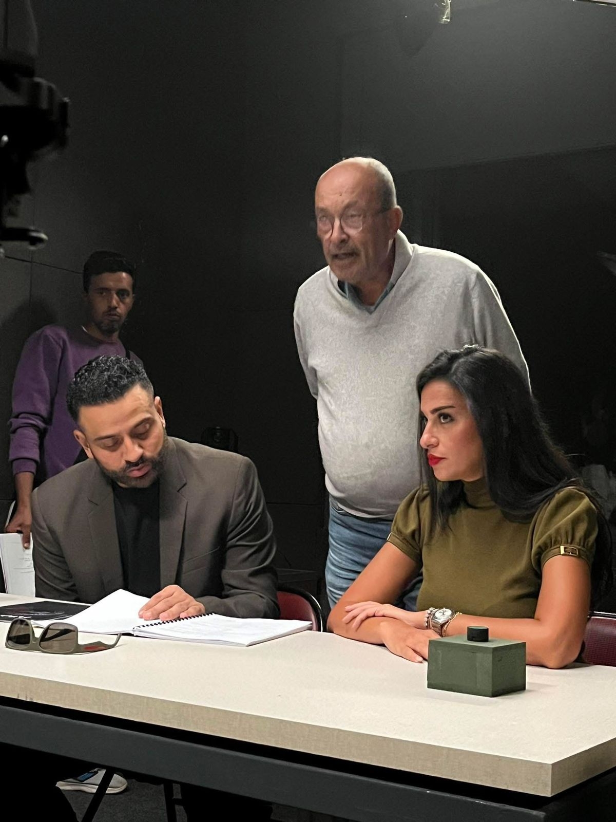 المخرج عمرو قورة يراجع النص مع إلهام وجدي وعمر السعيد