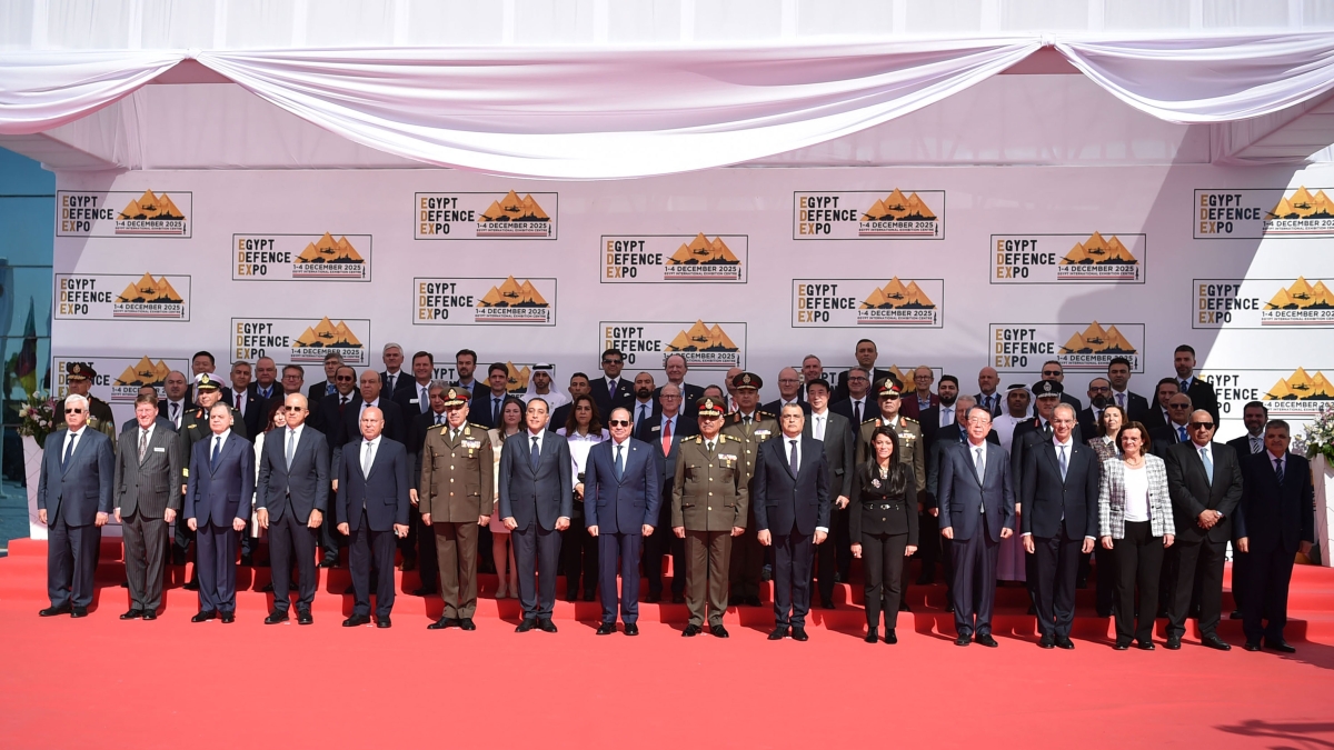 السيسي في صورة جماعية مع مشاركين في «إيديكس 2025»