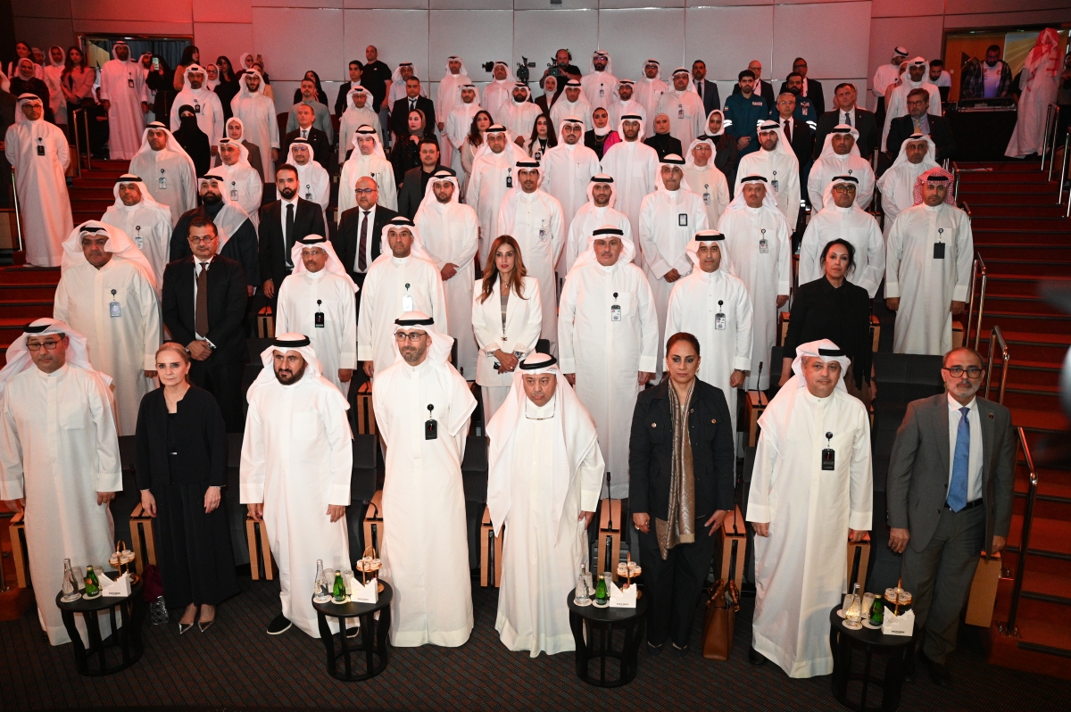نواف السعود متوسطاً قيادات القطاع النفطي في الاحتفال (تصوير نايف العقلة)