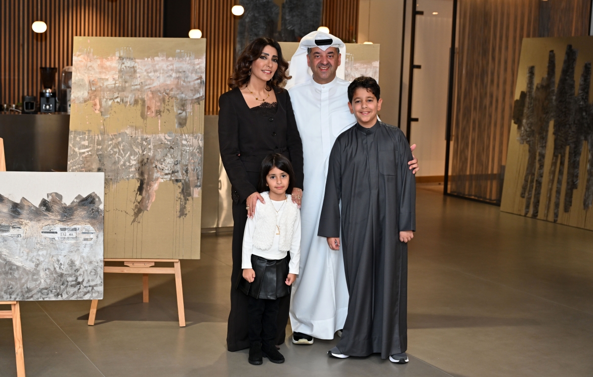 وليد الخشتي وزوجته شيماء أشكناني وابناهما