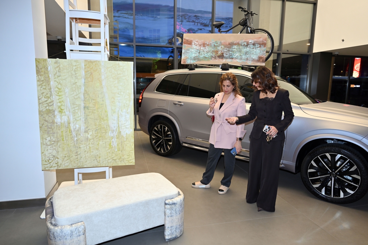 أشكناني تشرح لشيخة الجاسم بعض أعمالها