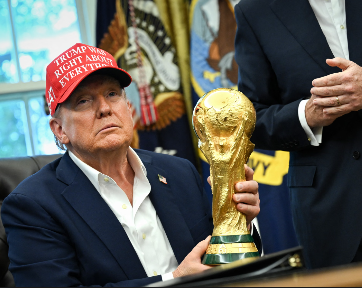 دونالد ترامب حاملاً كأس العالم