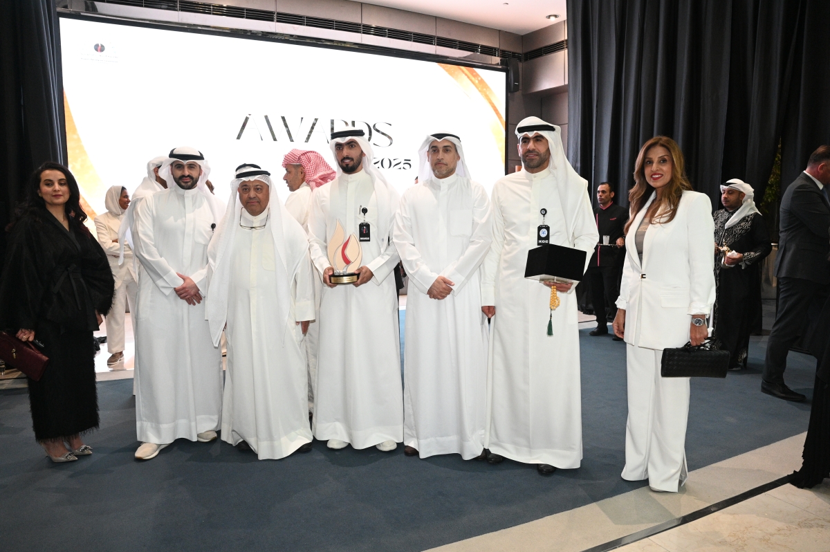 طارق الرومي مع إحدى الفرق المشاركة