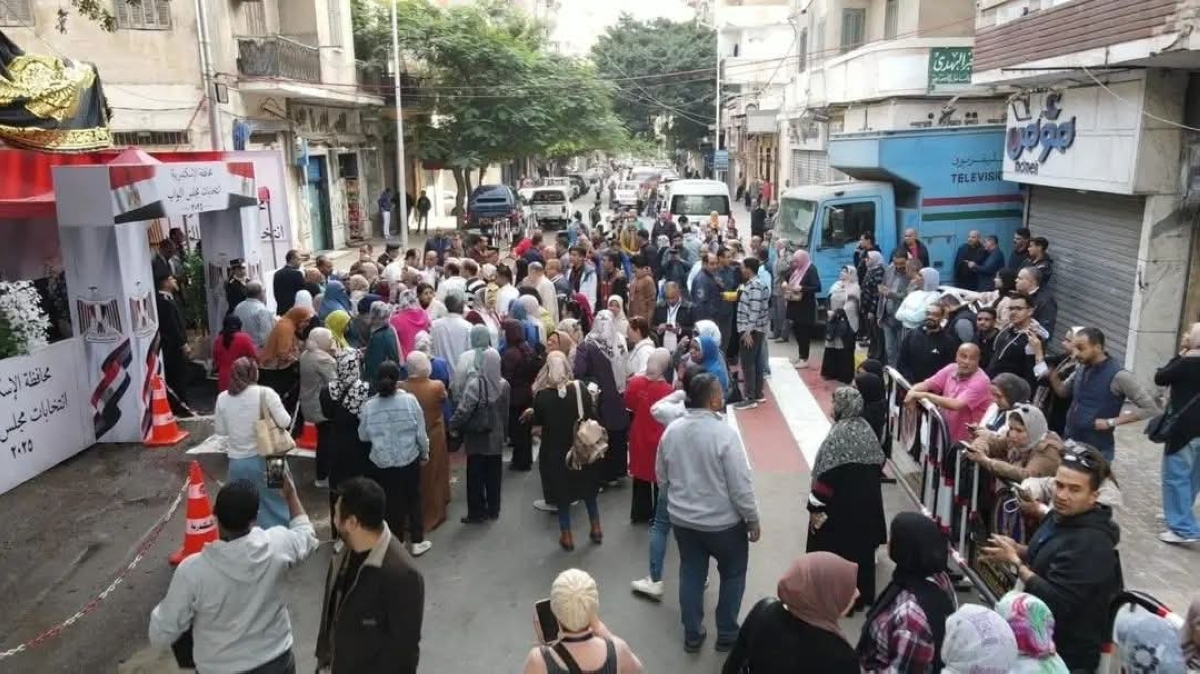 زحام أمام إحدى لجان الاقتراع في القاهرة