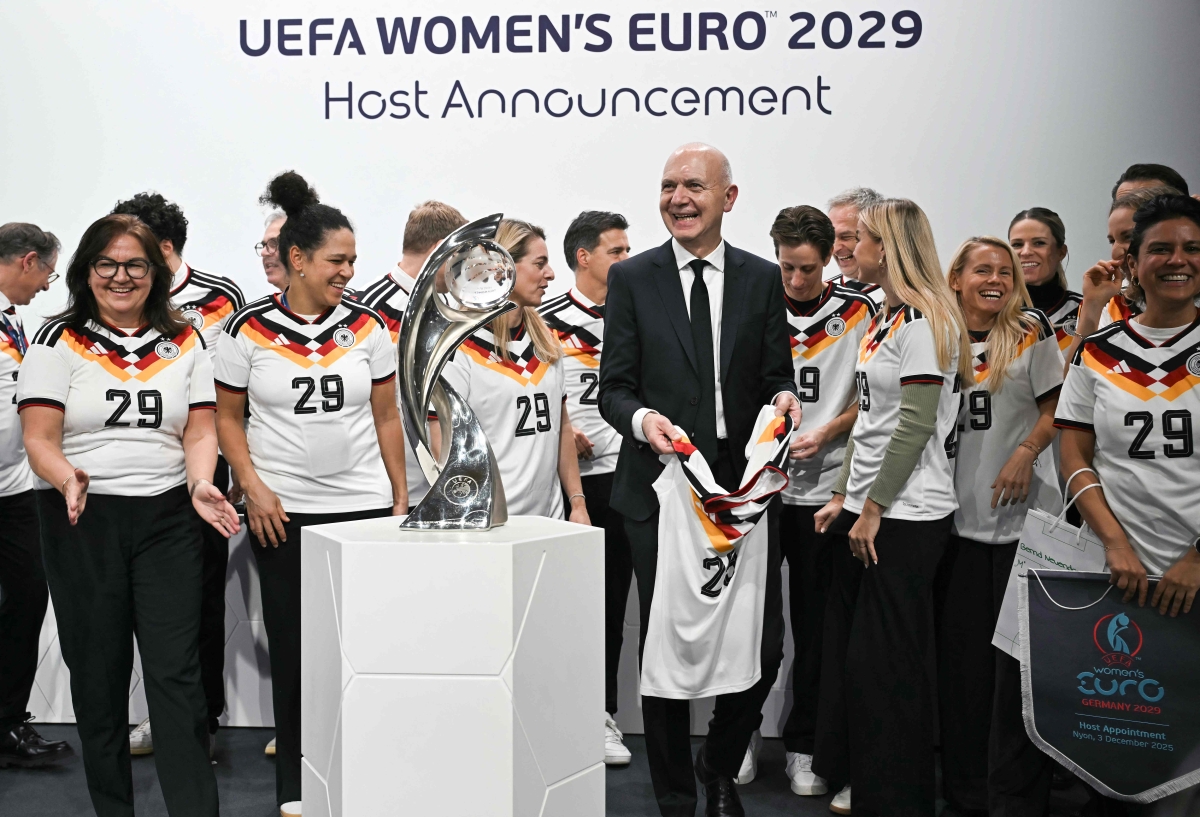 بيرند نويندورف متوسطاً لاعبات منتخب ألمانيا
 (أ ف ب)
