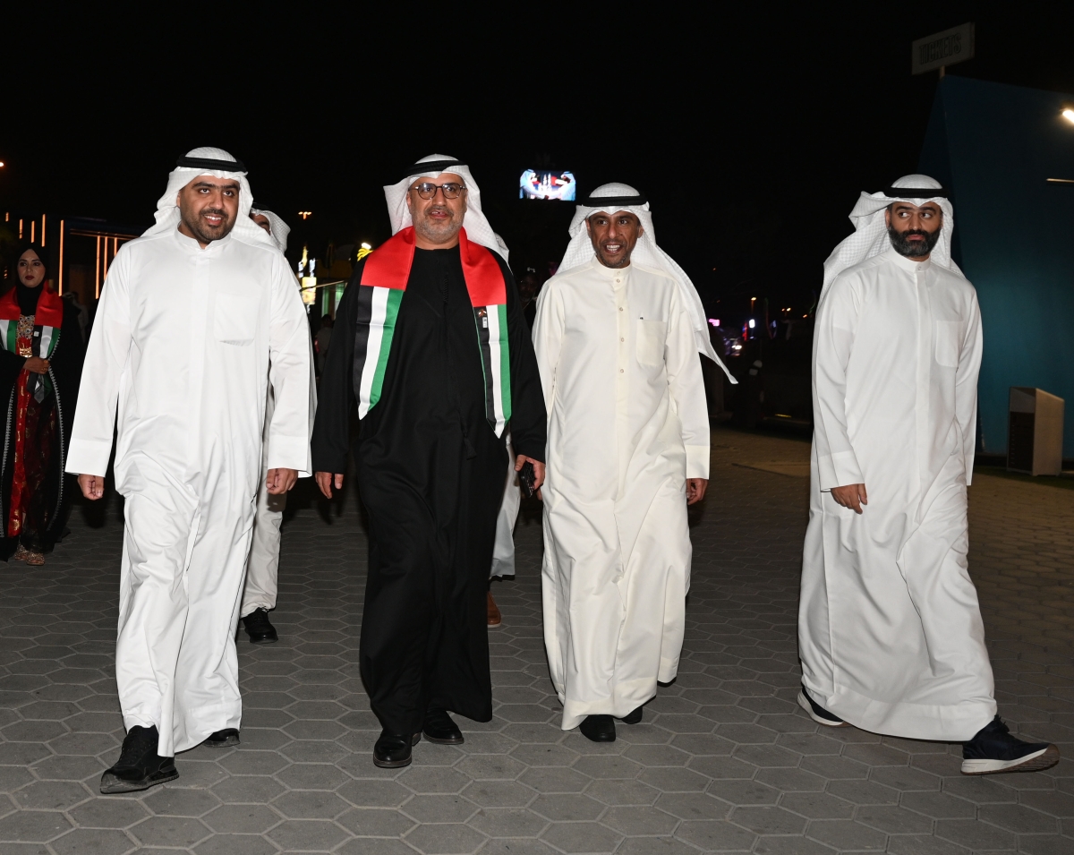 السفير الإماراتي وممثلو شركة المشروعات السياحية (تصوير نايف العقلة)