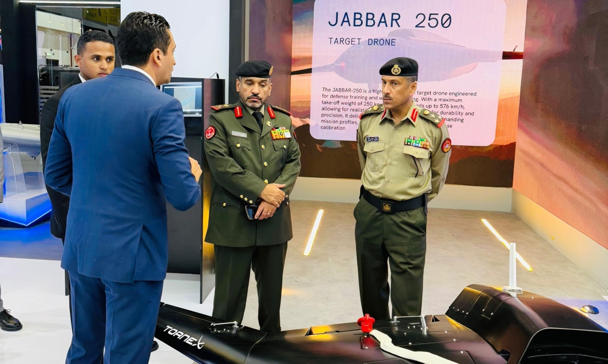 اللواء العازمي خلال الجولة في المعرض