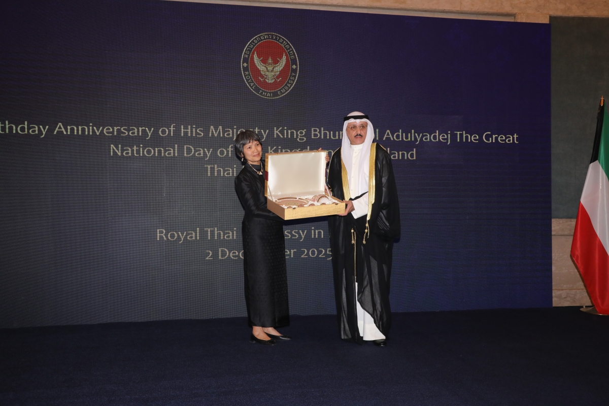 هدية تذكارية للسفير حيات