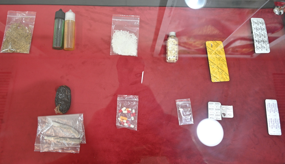 عينات من ضبطيات الإدارة للمواد المخدرة      (تصوير أسعد عبدالله)