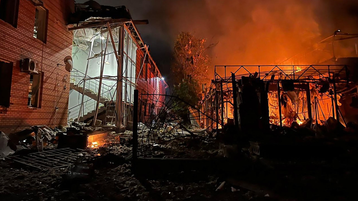 نيران ودخان غارة روسية على أوكرانيا