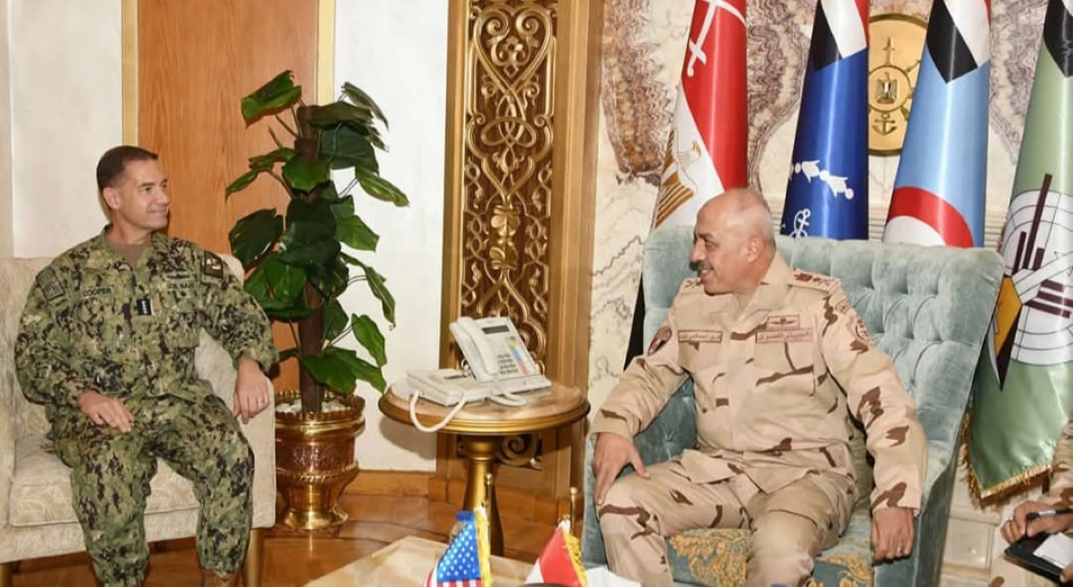 خليفة وكوبر خلال لقائهما في القاهرة