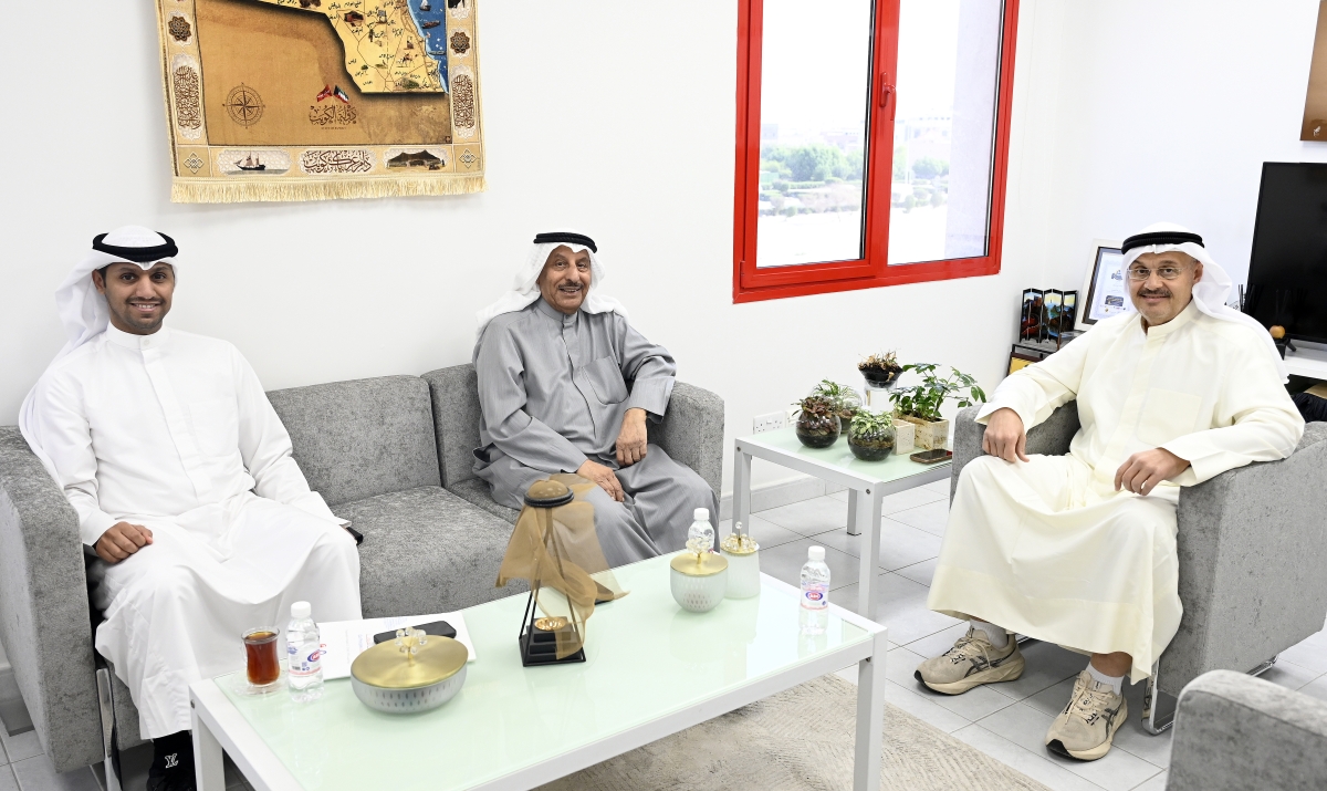 الزميل رئيس التحرير مستقبلاً السفير المغامس بحضور الإعلامي غانم الدماج (تصوير سعود سالم)