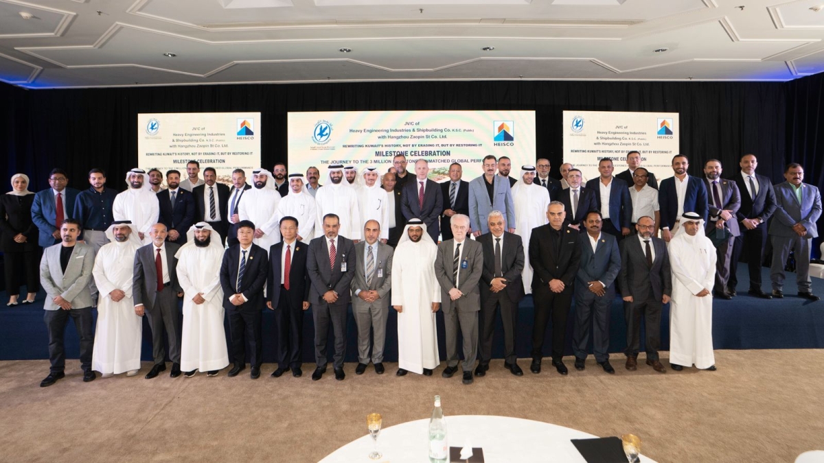 قياديو الشركتين خلال الاحتفال بإنجازات المشروع 