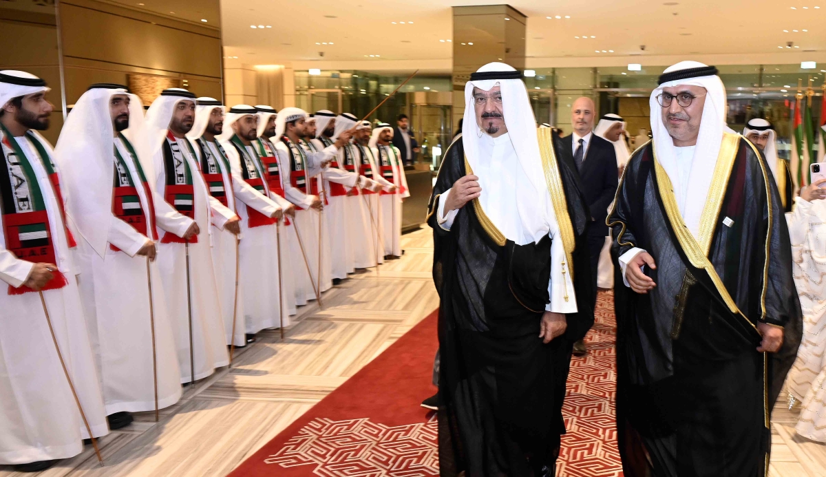 رئيس الوزراء لدى وصوله الحفل وفي استقباله السفير النيادي 