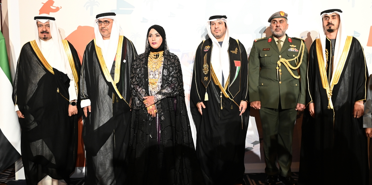 سمو رئيس الوزراء مهنئاً السفير النيادي بذكرى عيد الاتحاد (تصوير سعود سالم)