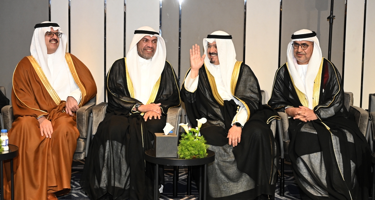 رئيس الوزراء يحيي الجمهور بحضور اليحيا وسفيري السعودية والإمارات