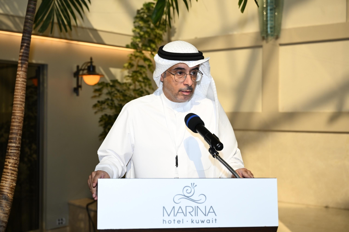 الزميل صالح الدويخ مُفتتحاً الجلسة الحوارية