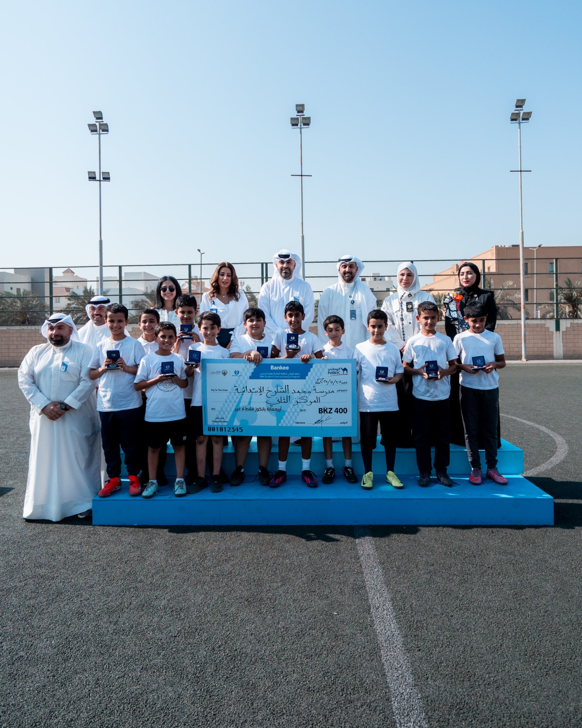 تتويج الفريق الفائز بالمركز الثاني 