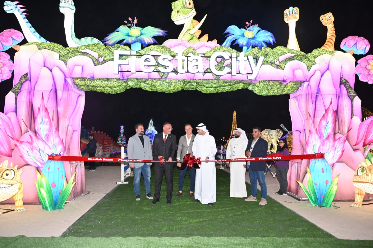 قص شريط افتتاح المدينة      (تصوير أسعد عبدالله)