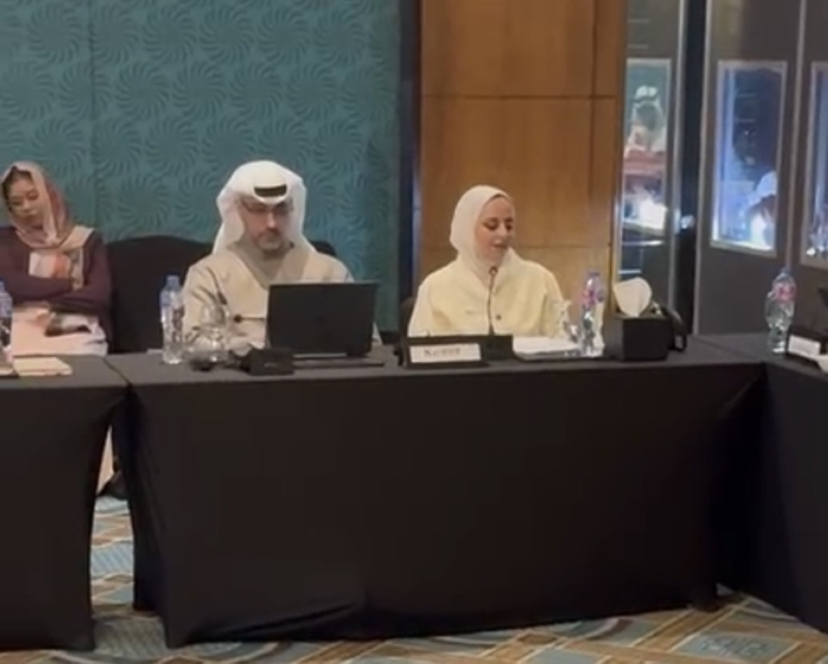 نائب رئيس الهيئة العامة للاتصالات وتقنية المعلومات المهندسة منال المزيد خلال مشاركتها في الاجتماع
