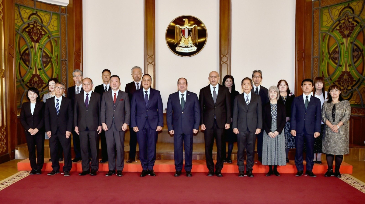 السيسي في صورة جماعية مع الخبراء اليابانيين في القاهرة