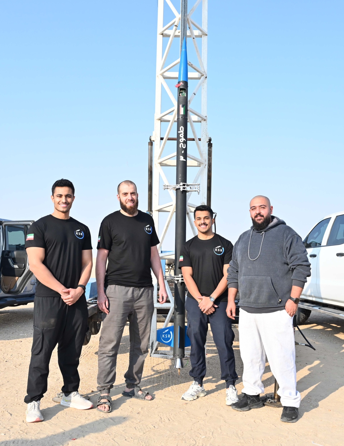 الفريق أمام الصاروخ بعد تجهيزه للإطلاق