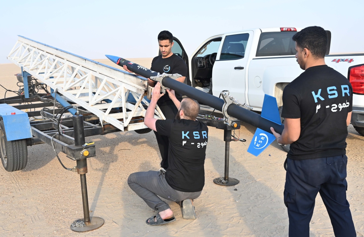 الفريق يجهز الصاروخ على المنصة للإطلاق (تصوير أسعد عبدالله)