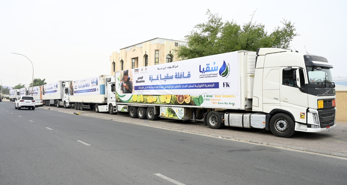 عدد من الشاحنات التابعة للقافلة (تصوير سعود سالم)