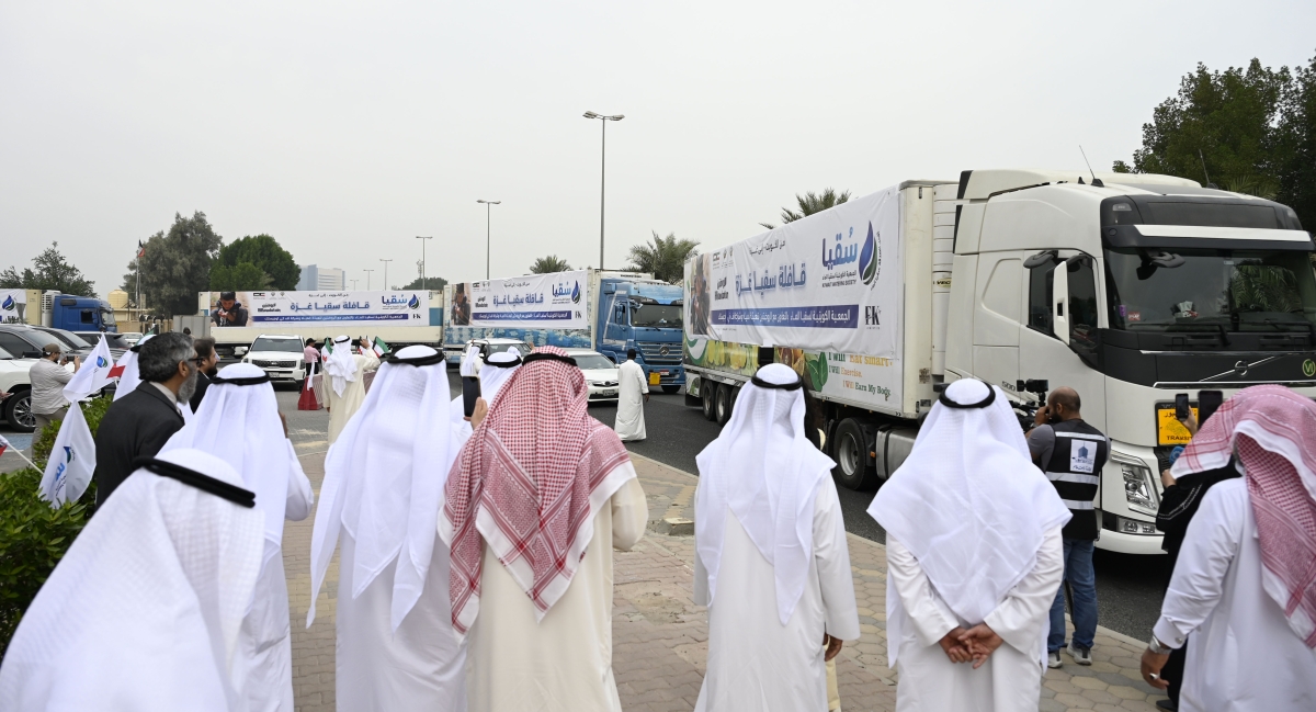 الشاحنات تتحرك لتبدأ رحلتها لإغاثة أهالي غزة