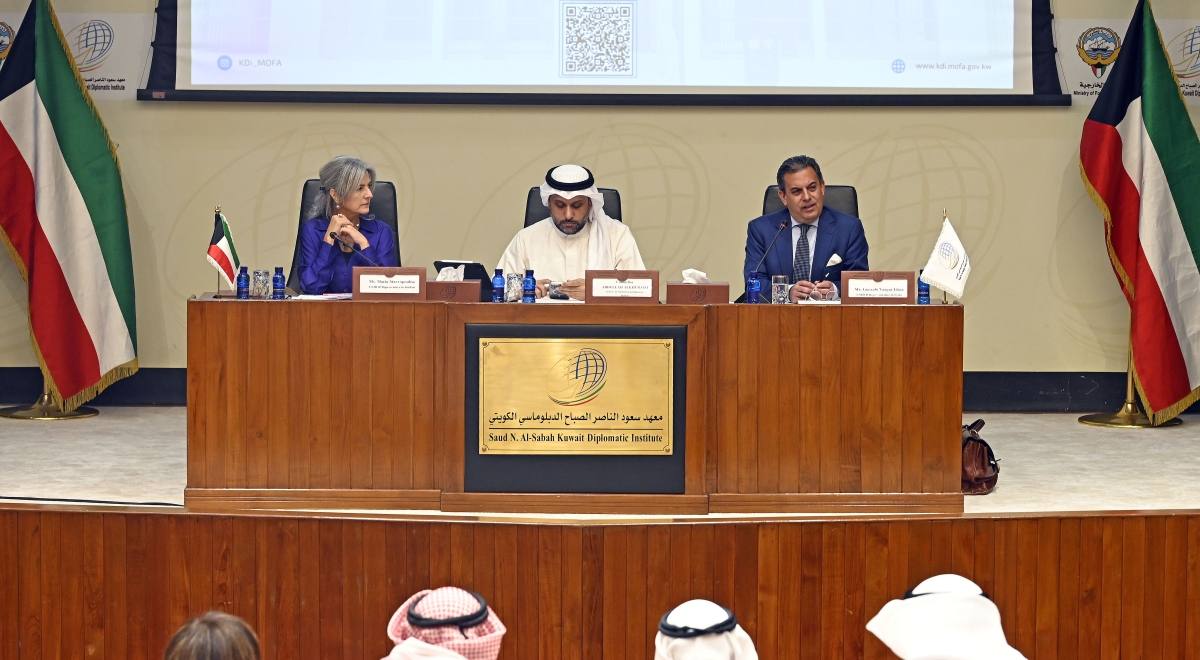 المتحدثون في الندوة (تصوير سعود سالم)